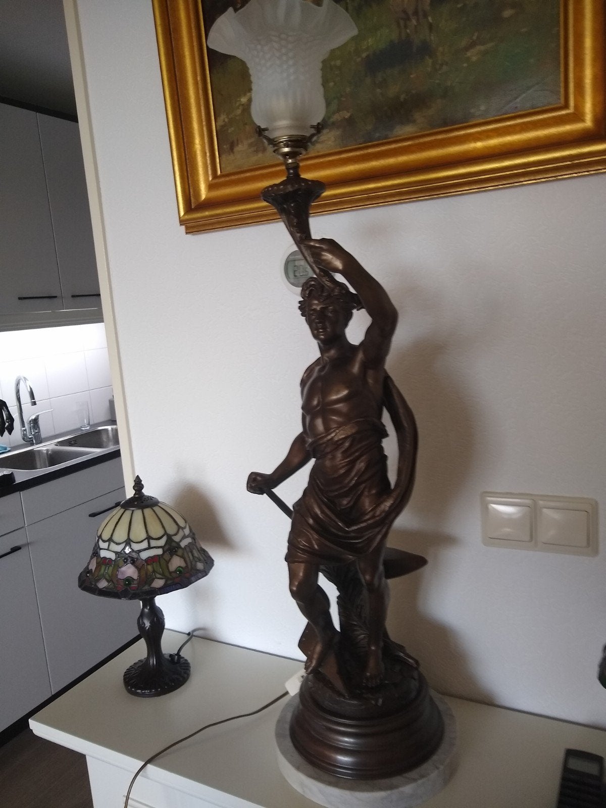 Te koop mooi samac beeld met lamp op marmervoet marmeren, Antiek en Kunst, Ophalen