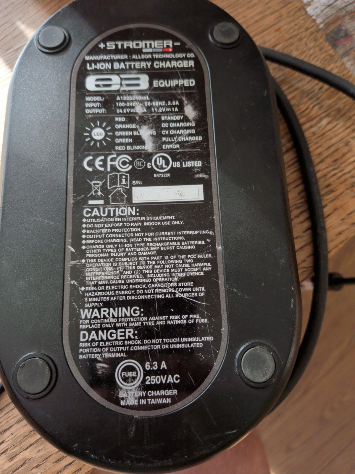 Stromer E3 Li-ion Acculader - 54.6V 3.0A, Fietsen en Brommers, Fietsaccessoires | Fietsaccu's, Ophalen of Verzenden, Gebruikt