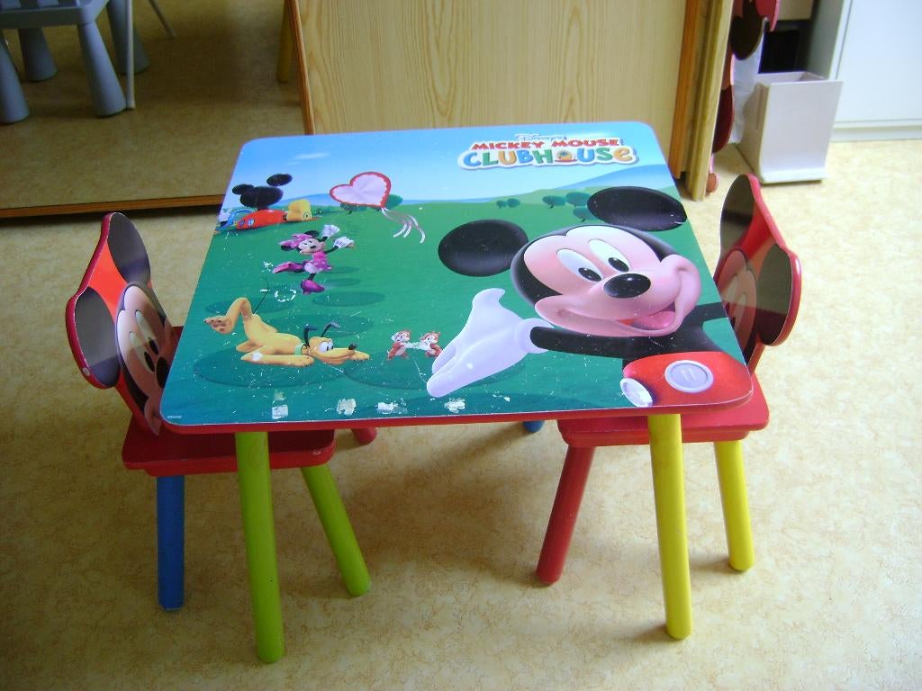 tafel 60x60 en 2stoeltjes 46h zitgedeelte 26h disney minnie, Kinderen en Baby's, Kinderkamer | Tafels en Stoelen, Ophalen, Gebruikt