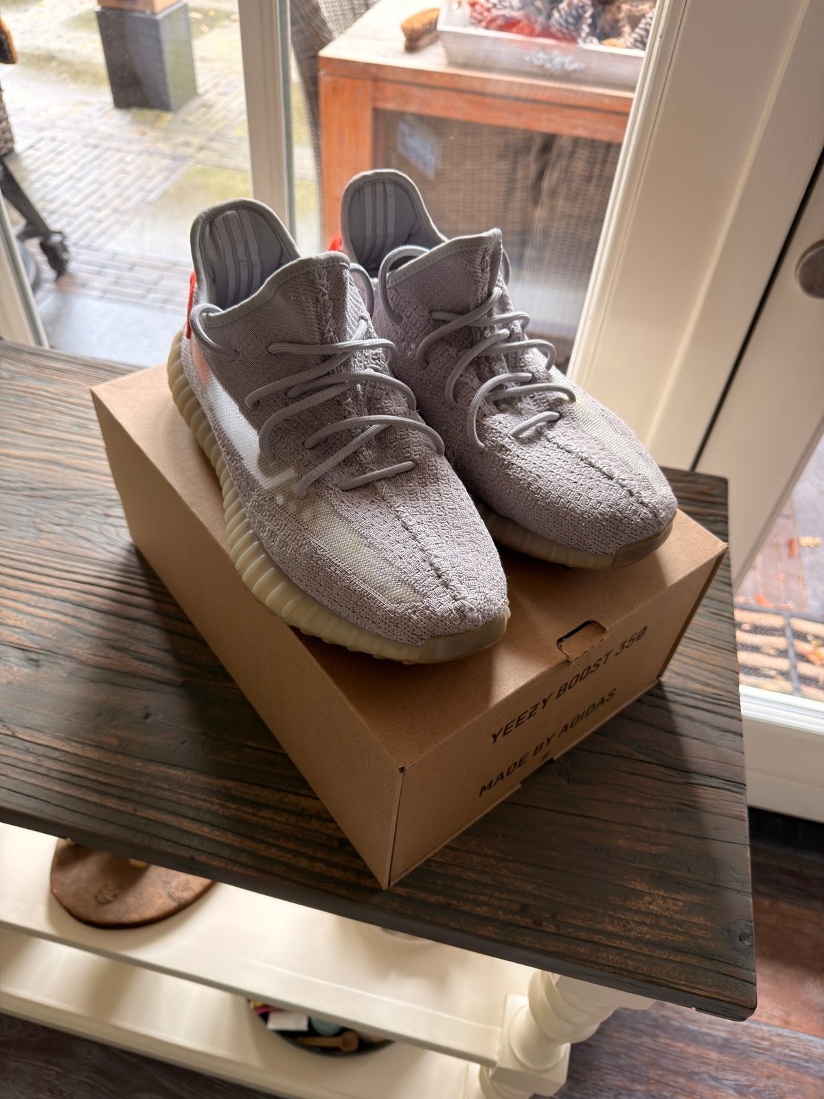 Adidas Yeezy Boost 350 V2 Tail Light Maat 44 2/3 Incl. doos, Ophalen of Verzenden, Zo goed als nieuw, Overige kleuren
