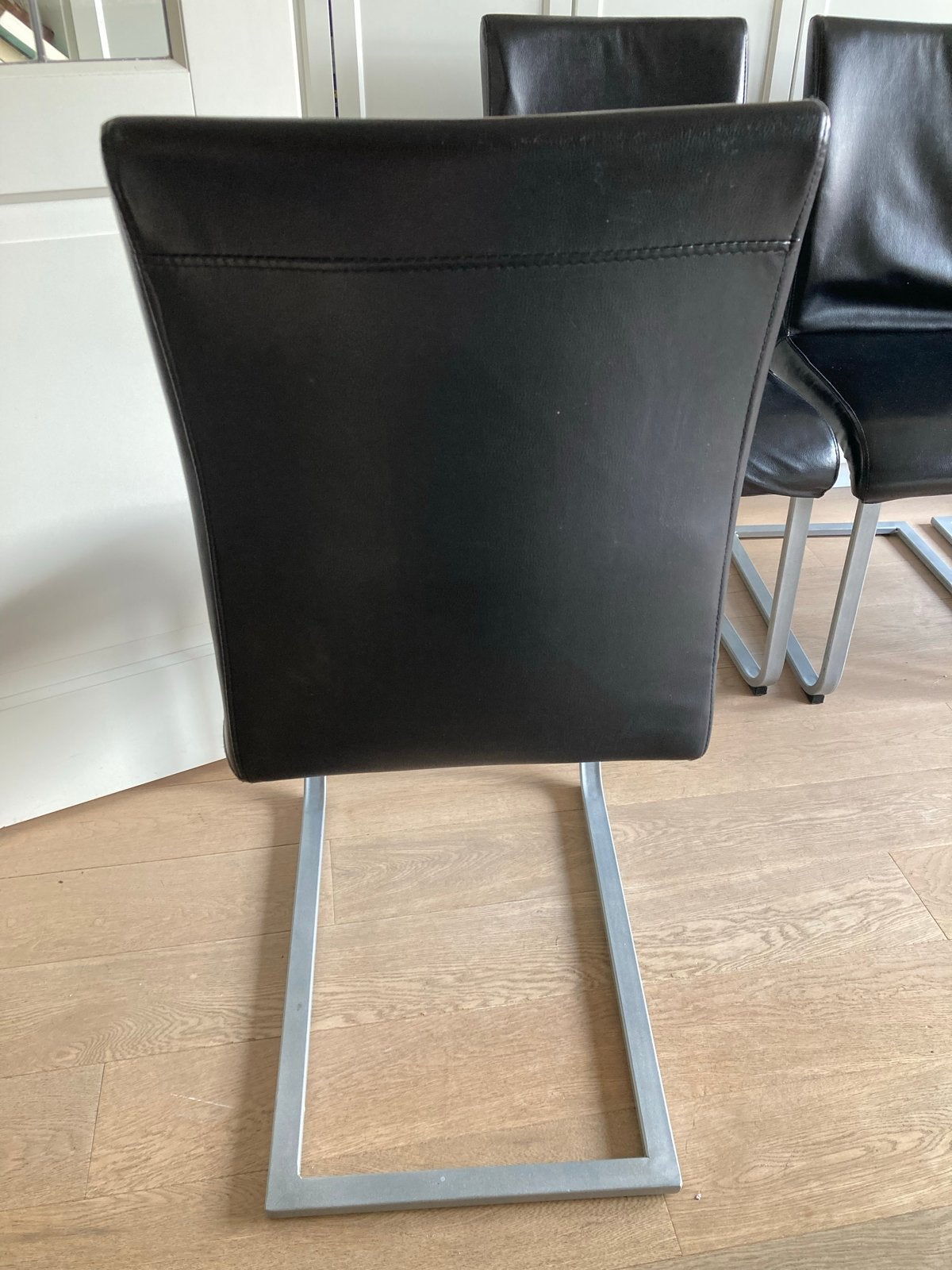 6 lederlook stoelen met grijs zilveren onderkant poten, Ophalen, Kunststof, Gebruikt, Zwart