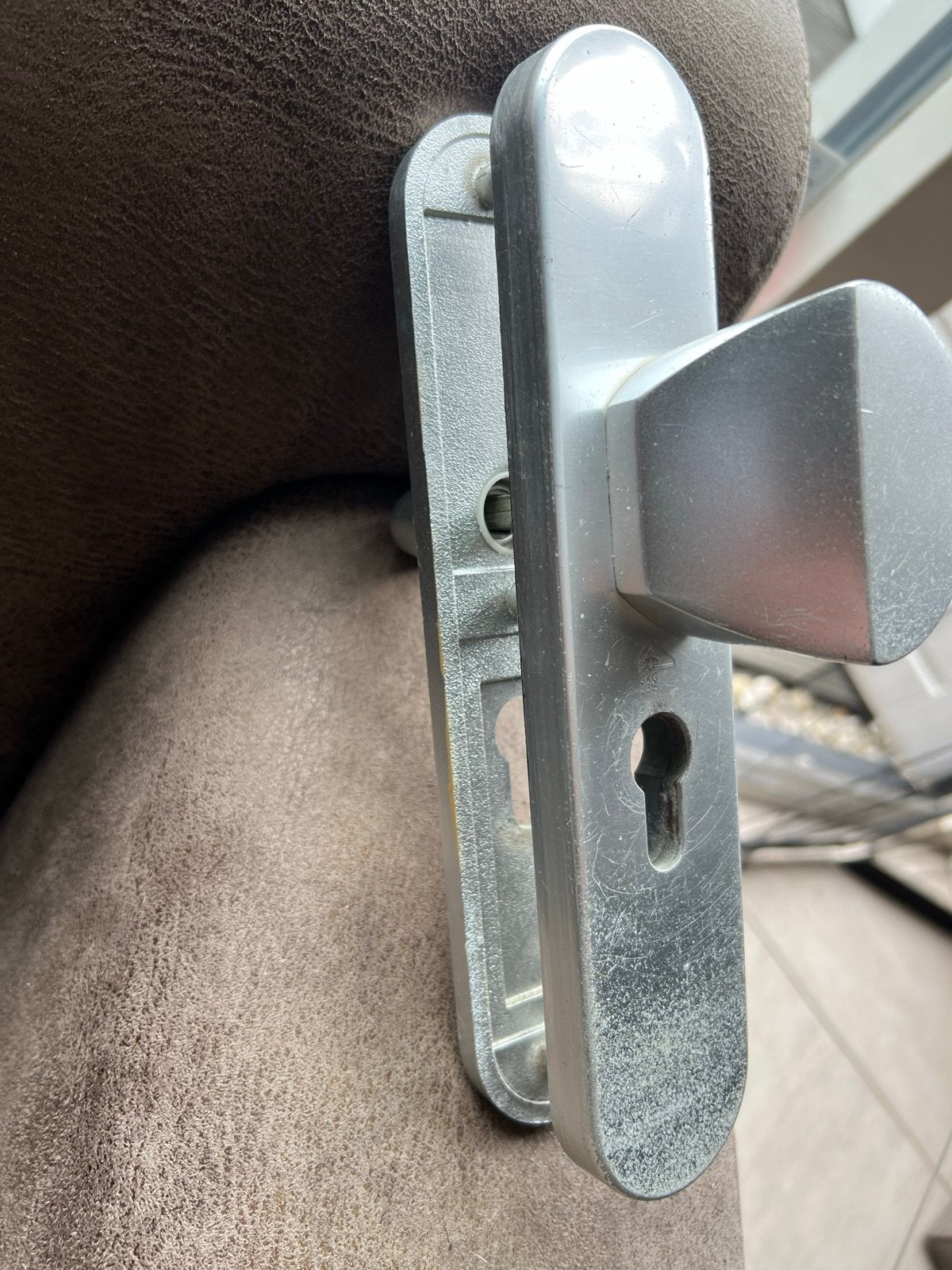 Gebruikte buitendeur deurklink met schild, SKG 2315, Doe-het-zelf en Verbouw, Ophalen, Gebruikt, Overige materialen, Klink of Kruk