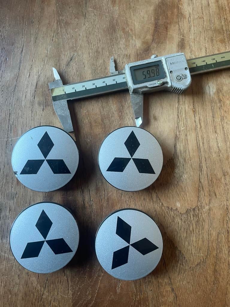 60 mm Mitsubishi naafdoppen zilvergrijs, Auto diversen, Wieldoppen, Gebruikt, Ophalen of Verzenden