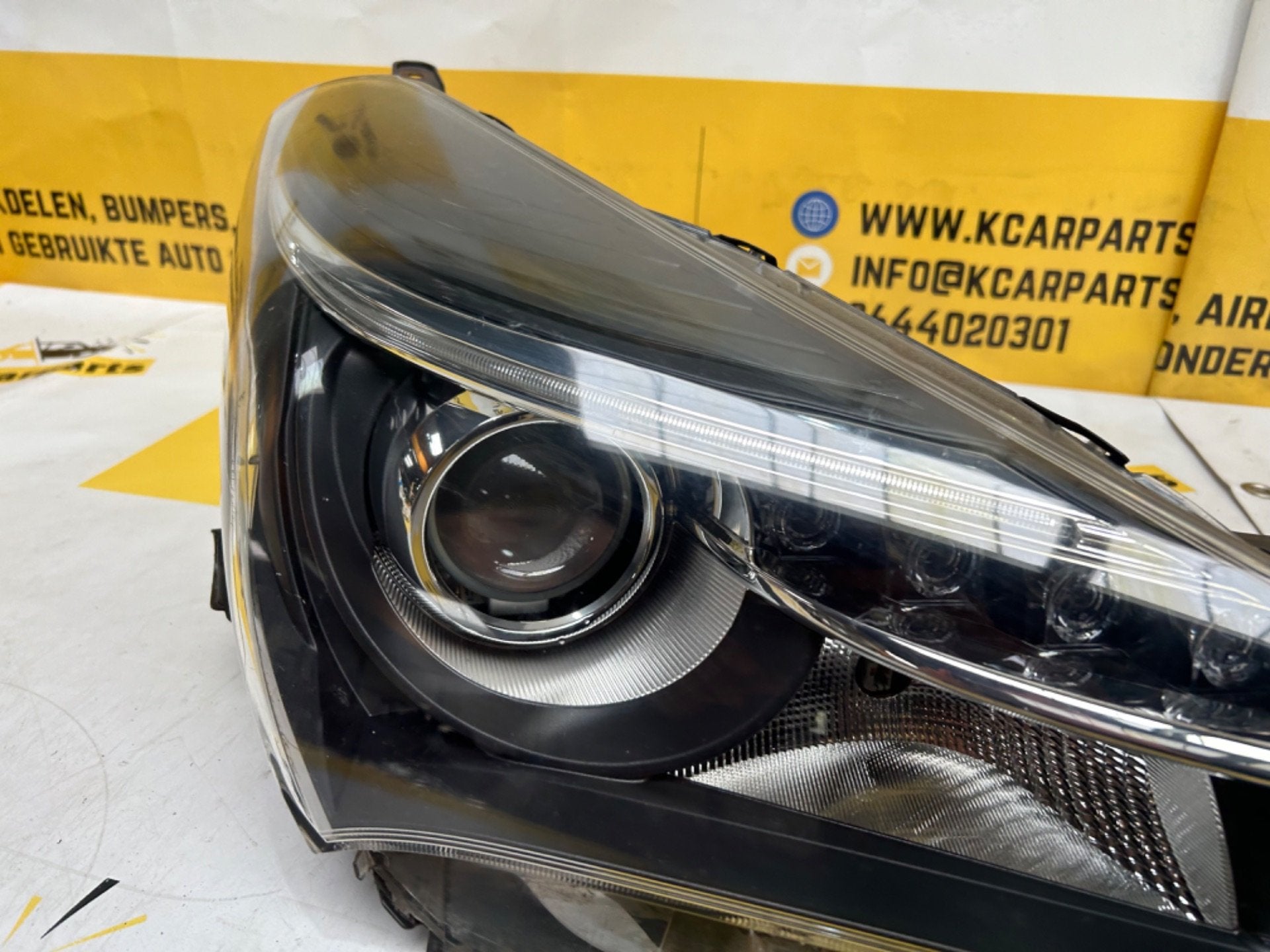 Toyota YARIS Koplamp rechts origineel Koplamp led, Info@fabrikant.eu, Fabrikantstraat 1
1000 AA  Amsterdam, NL, Ophalen of Verzenden