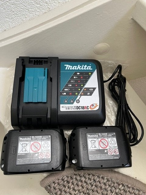 MAKITA STARTERSET 2 X 18 V ACCU BL 1830B + DC18RC SNELLADER., Ophalen of Verzenden, Nieuw, Boor- en Schroefmachine