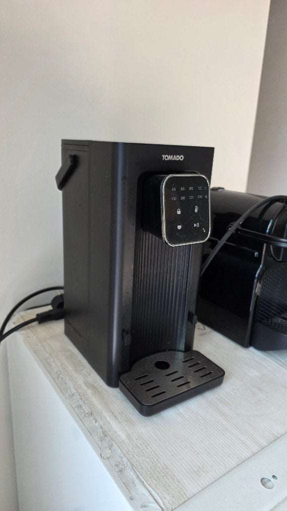 Tomado warmwaterdispenser – zwart, 1 tot 2 liter, Ophalen, Zo goed als nieuw