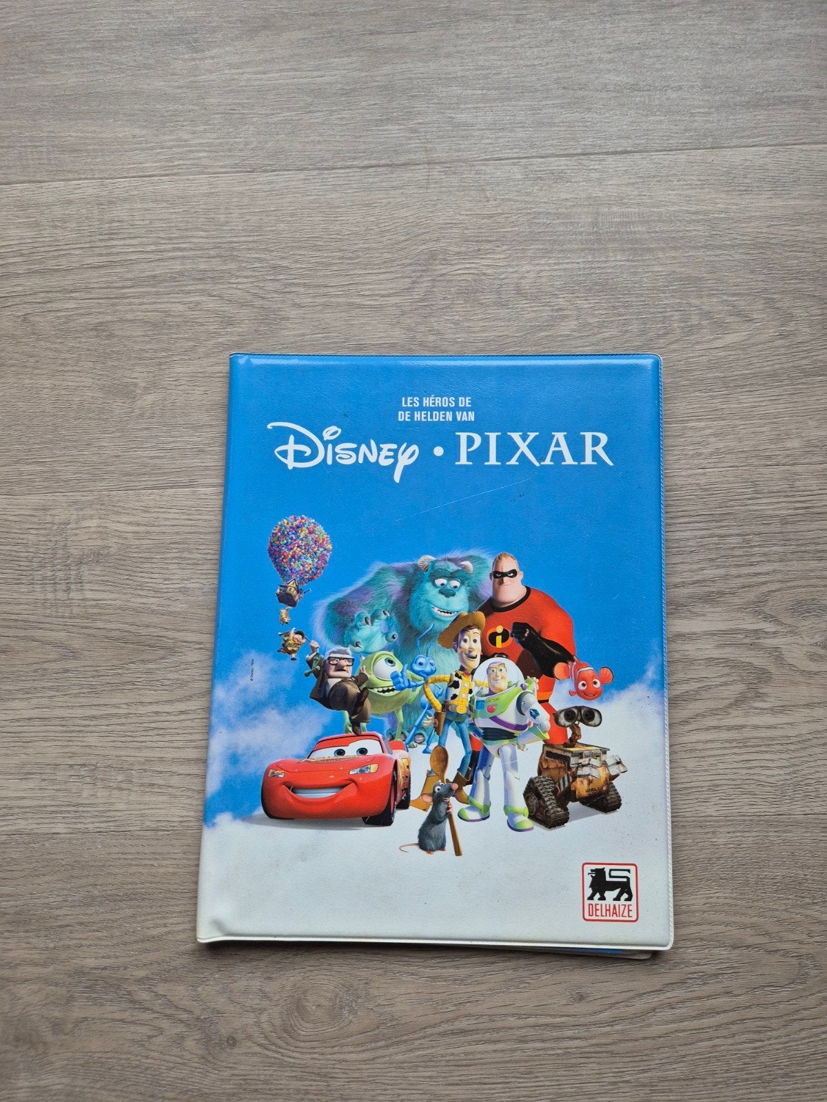 Disney Pixar verzamelmap Delhaize, Verzamelen, Ophalen, Zo goed als nieuw, Overige typen