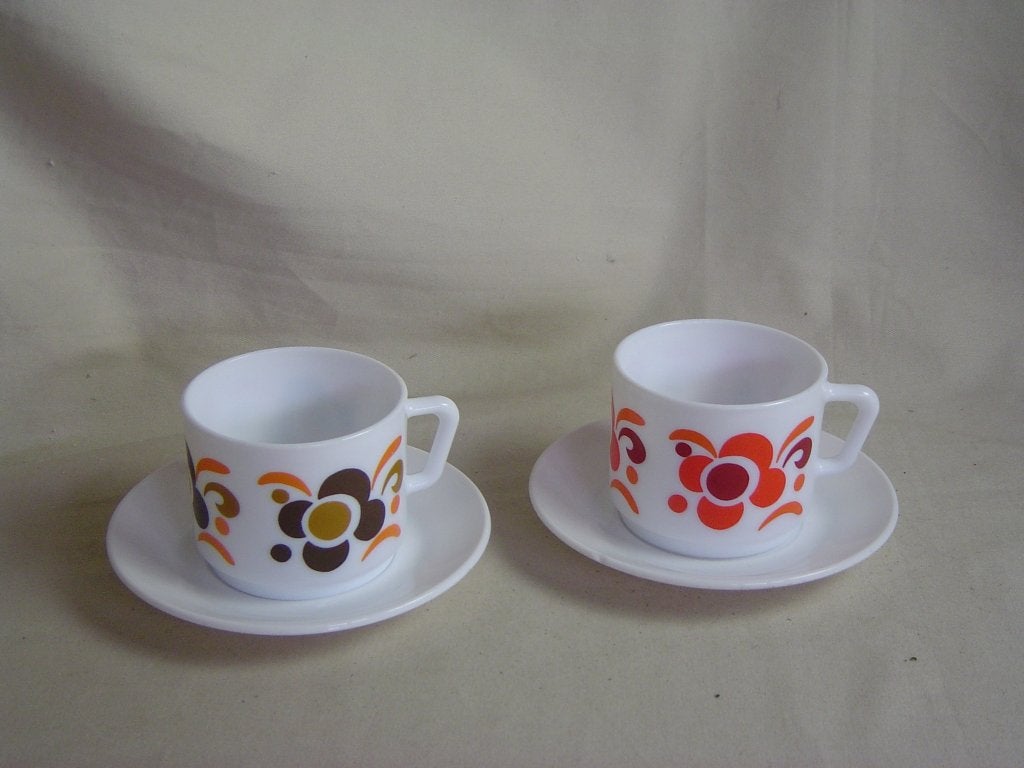 2 opaline glazen kop en schotels Arcopal jaren 70, Huis en Inrichting, Keuken | Servies, Gebruikt, Ophalen of Verzenden, Glas