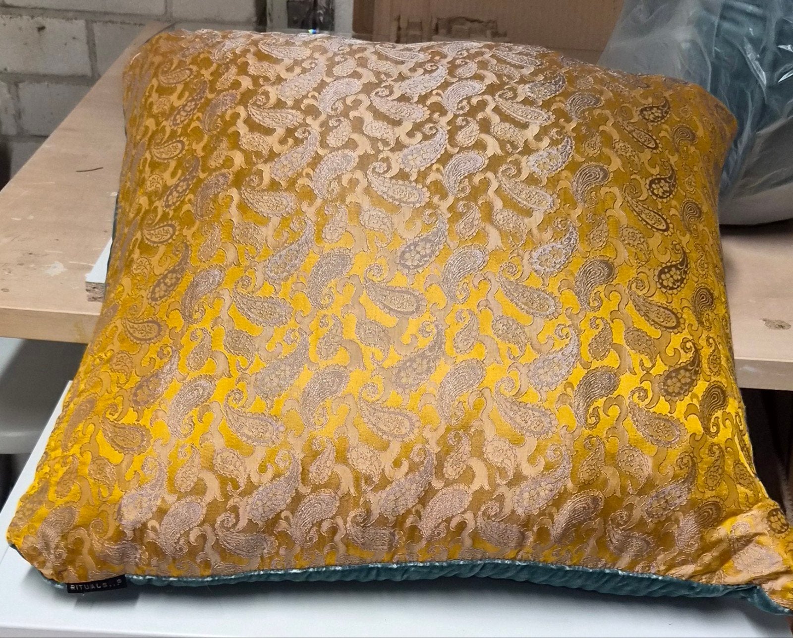 Rituals Sierkussen - Geel met Paisley Patroon, Huis en Inrichting, Woonaccessoires | Kussens, Vierkant, Ophalen of Verzenden, Zo goed als nieuw