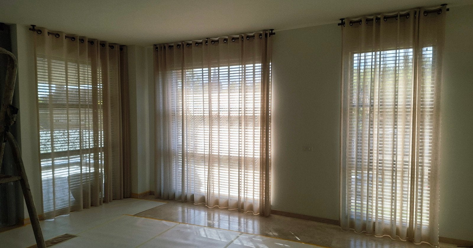 beige gordijnen linnenlook op brons messing roedes, Ophalen of Verzenden, Beige