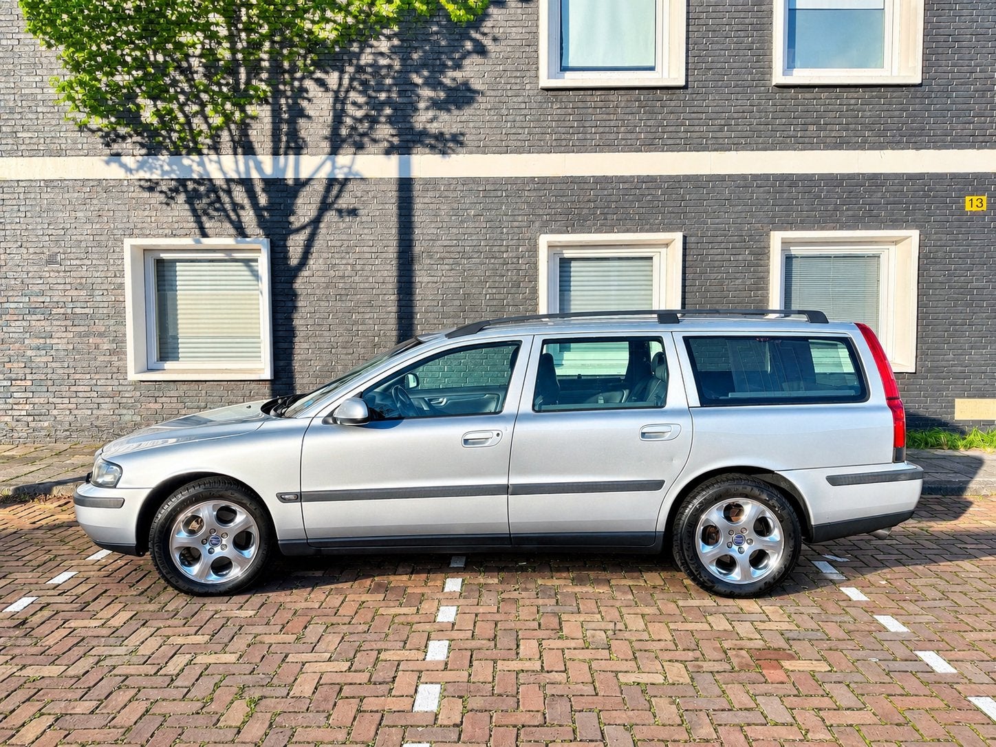 Volvo V70 2.4 T5 251PK 1-2002 - BLIJVEND YOUNG TIMER, Auto's, Dealer onderhouden, 1800 kg, Zwart, Stationwagon