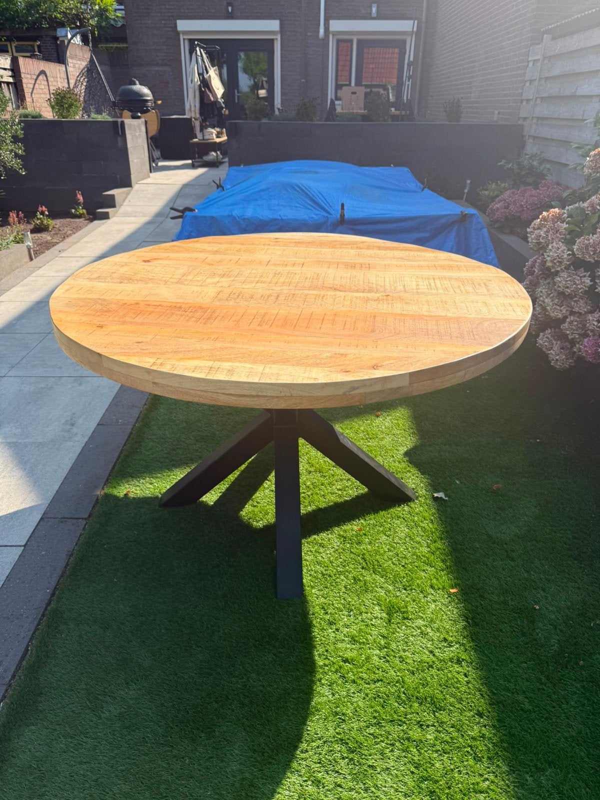 Ronde eettafel van mangohout met zwart metalen onderstel, Huis en Inrichting, Rond, Industrieel, Modern, Zo goed als nieuw, Vijf personen of meer