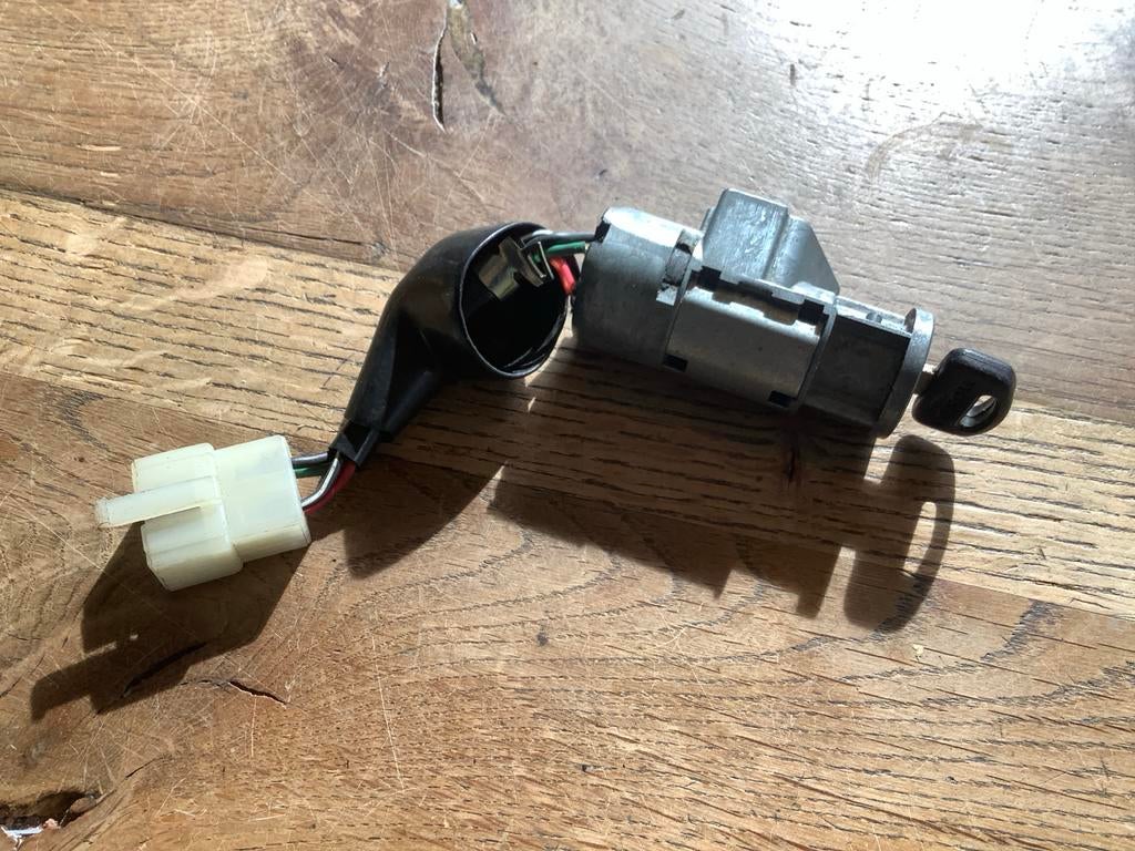Honda Vision origineel Honda contactslot.   (Nr. 11), Fietsen en Brommers, Verzenden