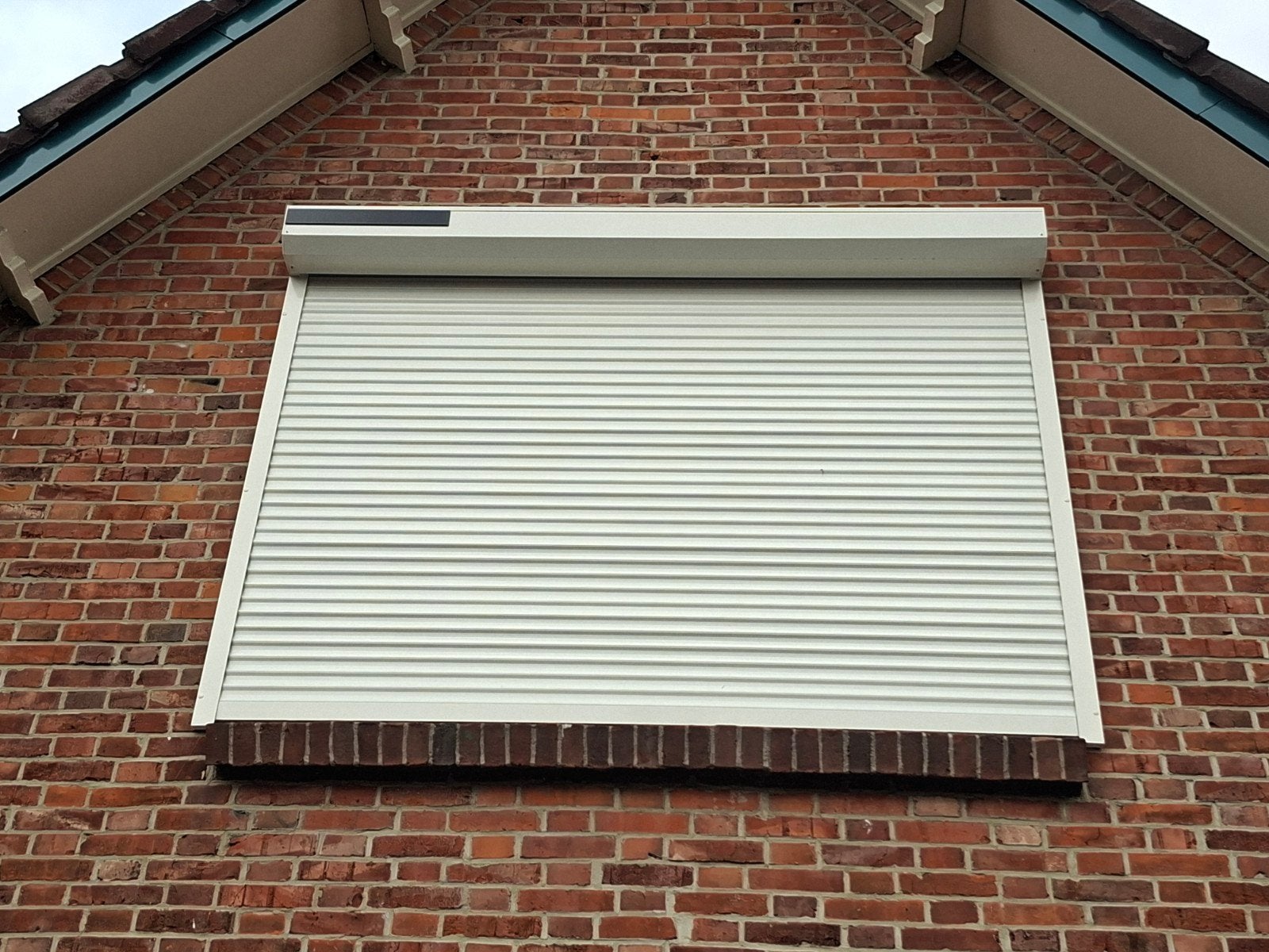 Elektrisch Solar Rolluik (8 maanden oud), Doe-het-zelf en Verbouw, Rolluiken, Ophalen of Verzenden, Wit, 200 cm of meer