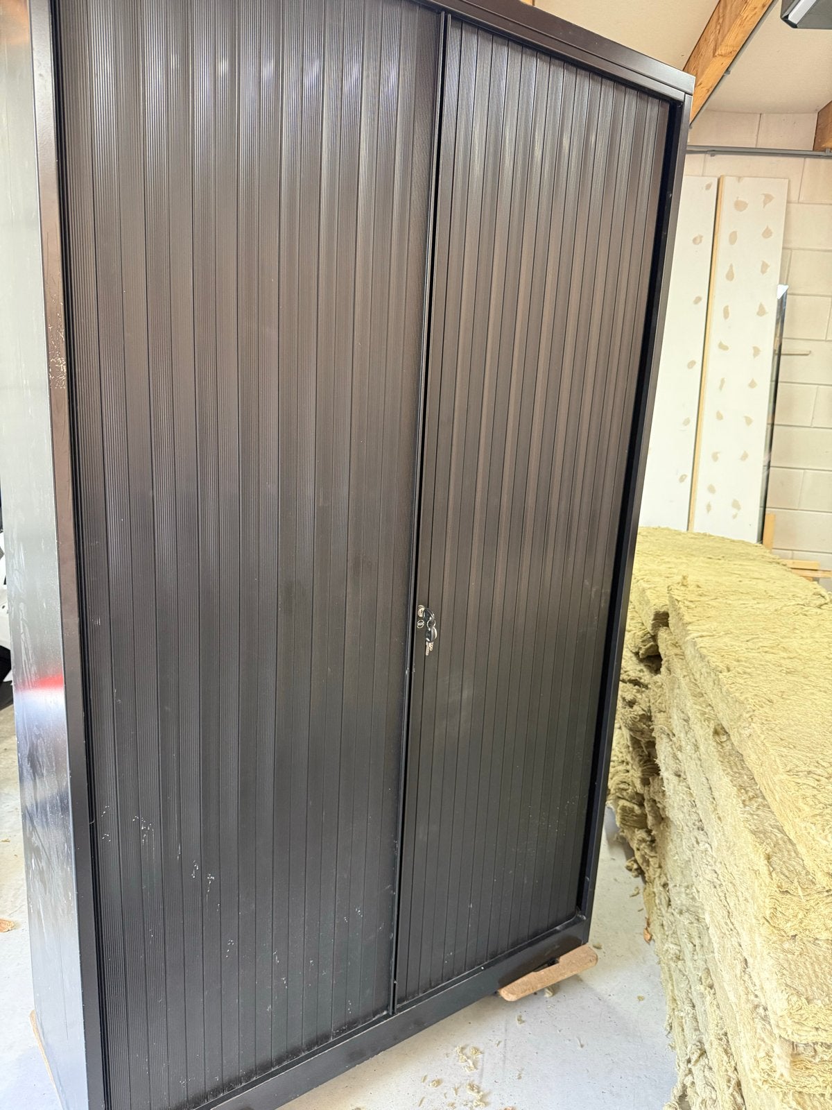 Zwarte metalen roldeurkast met slot, Ophalen, Gebruikt, Meerdere deuren, 50 tot 100 cm