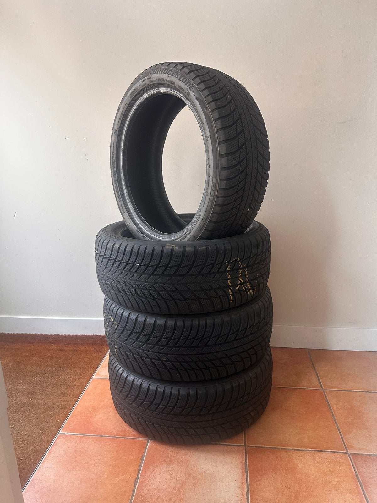 4x Bridgestone Blizzak winterbanden LM001 225/45 R18 95H, Auto-onderdelen, Banden en Velgen, Ophalen, 18 inch, Winterbanden, Band(en)