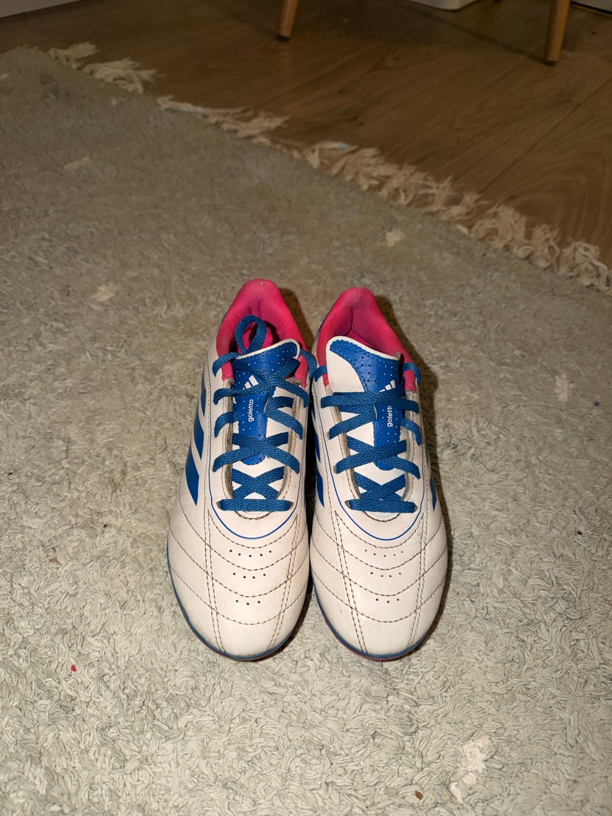 Adidas Voetbalschoenen Maat 33 - Wit/Blauw/Roze, Ophalen of Verzenden, Gebruikt, Meisje, Schoenen