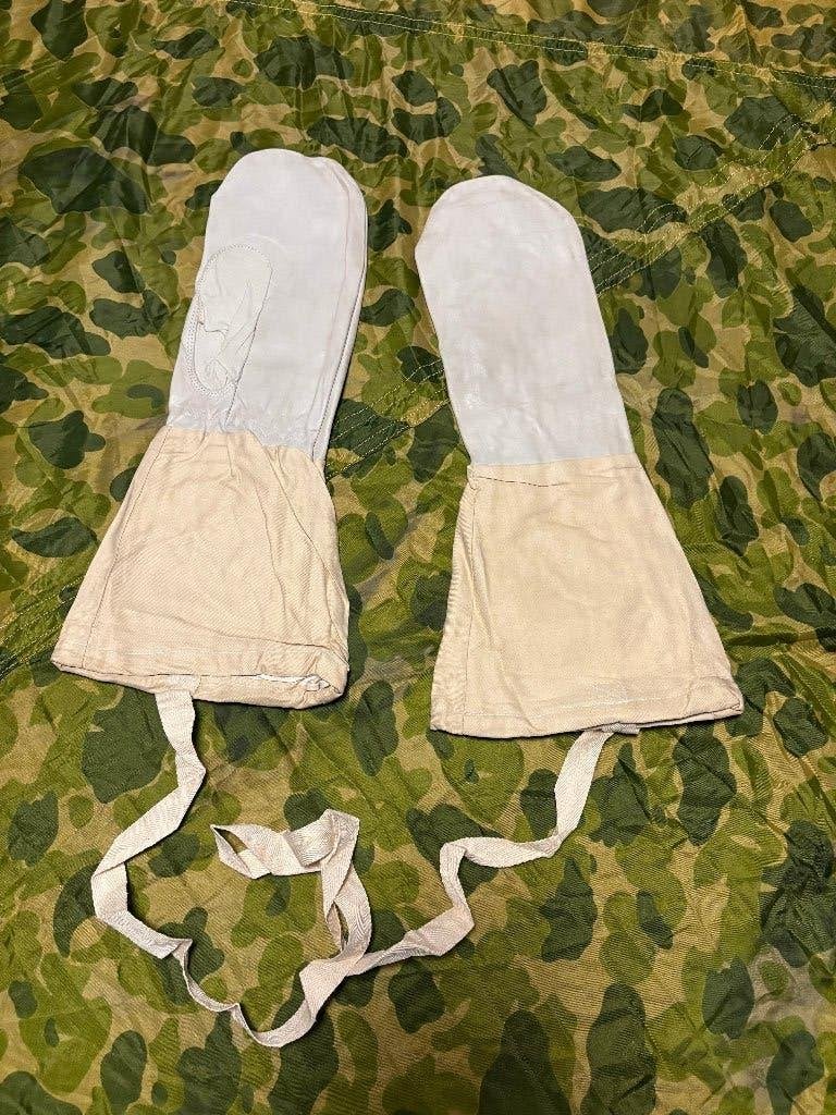 Tweede wereldoorlog Britse winter camo handschoenen 1943 (7), Verzamelen, Ophalen of Verzenden, Landmacht, Engeland, Kleding of Schoenen