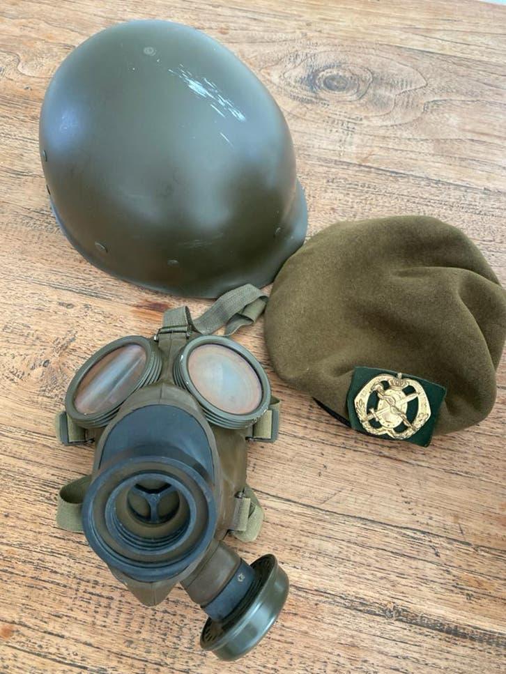 Leger Memorabilia: Gasmasker, Kunststof Helm en Baret, Verzamelen, Ophalen of Verzenden, Landmacht, Overige gebieden, Helm of Baret