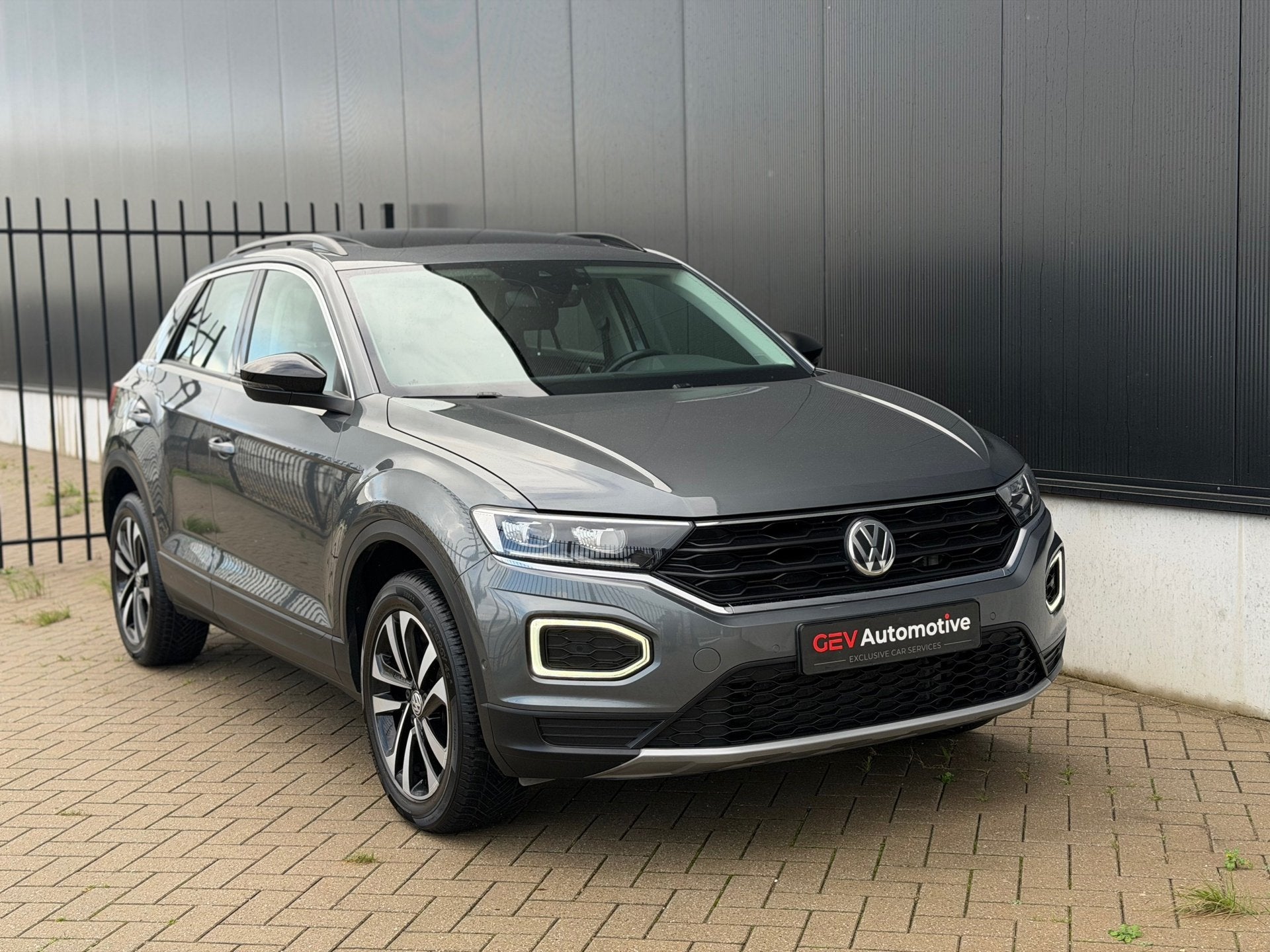 Volkswagen T-ROC 1.5 TSI IQ.DRIVE Pano Camera ACC Trekhaak C, Dealer onderhouden, Stof, Euro 6, 4 cilinders