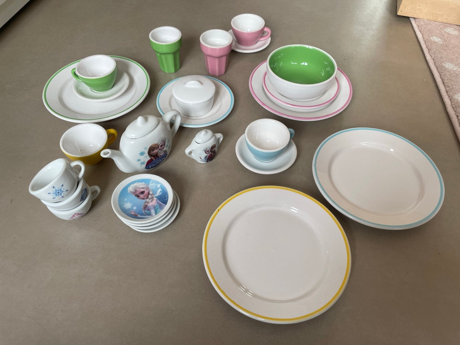 Mini speelservies met Elsa & Anna kopjes en schoteltjes, Ophalen, Gebruikt, Meisje