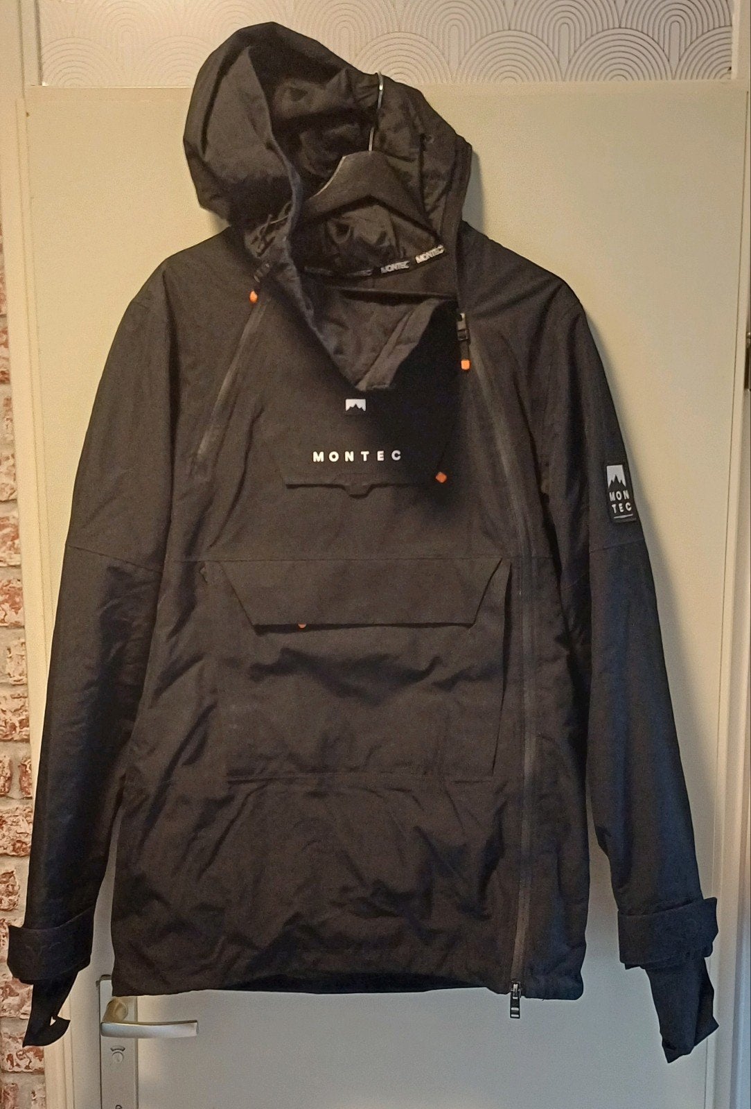 Montec Snowboard jas zwart maat S, Kleding | Heren, Wintersportkleding, Montec, Ophalen of Verzenden, Jack, Gedragen