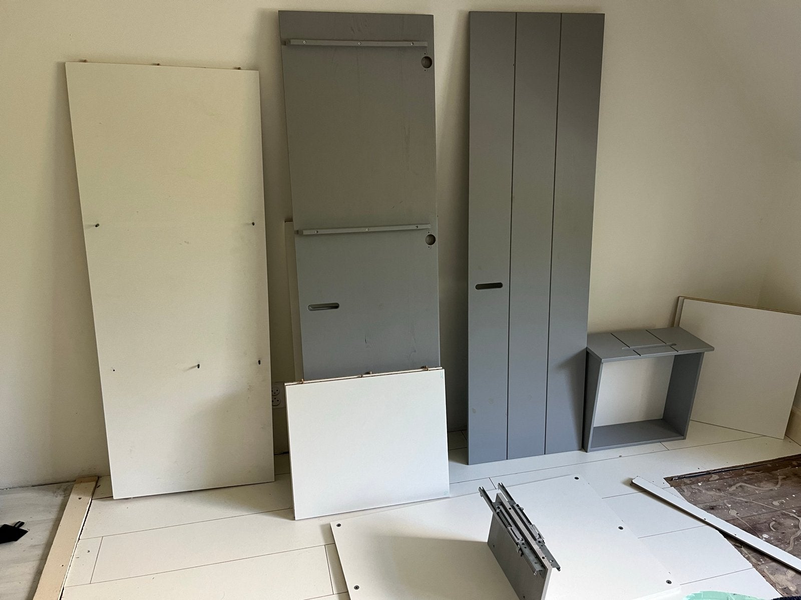 Gratis!! WOOOD Connect 3-deurs kledingkast grijs met lades, Ophalen, Gebruikt, 100 tot 150 cm, 200 cm of meer
