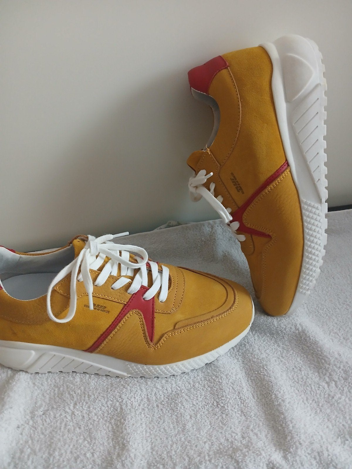 DHL sneakers (limited Edition), Ophalen of Verzenden, Zo goed als nieuw, Sneakers of Gympen