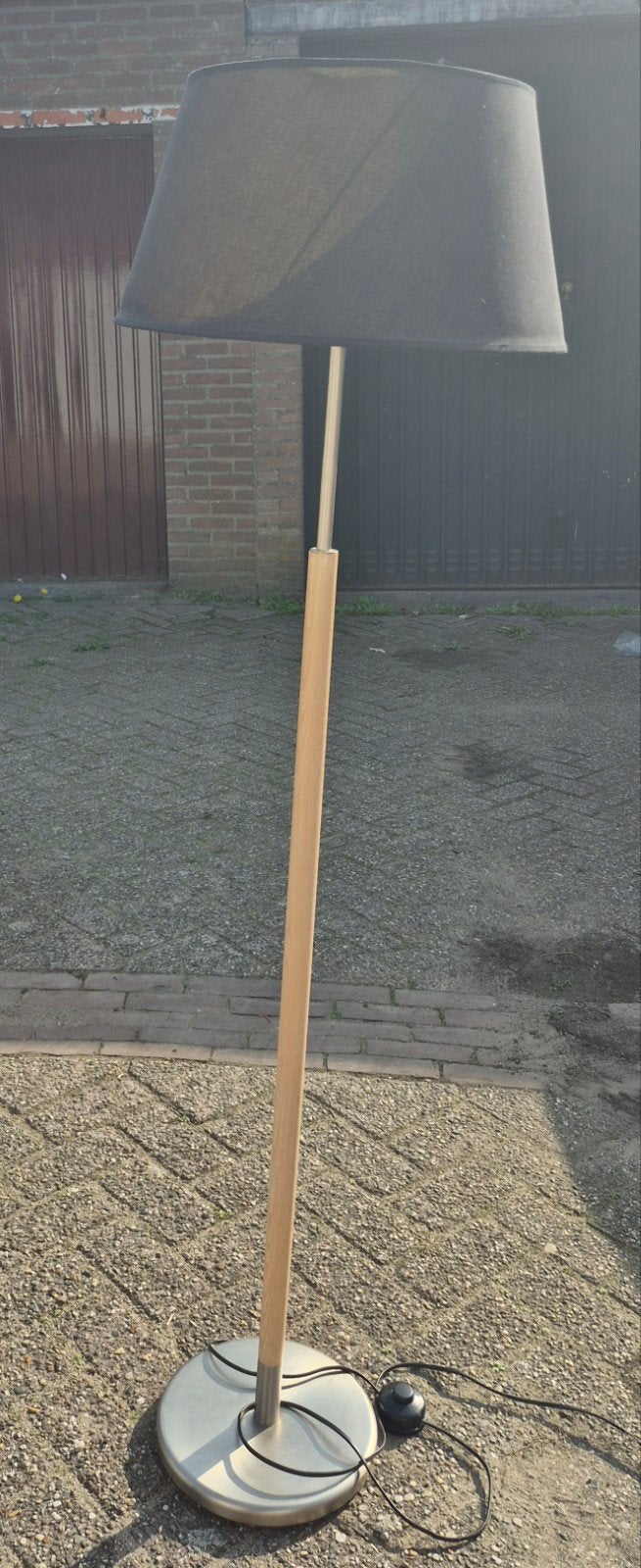 Stijlvolle staande lamp met houten accenten en zwarte kap, Huis en Inrichting, Ophalen, Gebruikt, E27 (groot), Hout