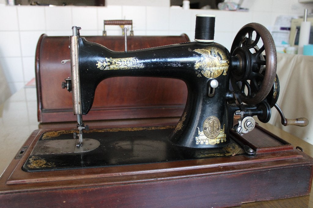 Oude Singer handnaaimachine met houten kap., Ophalen