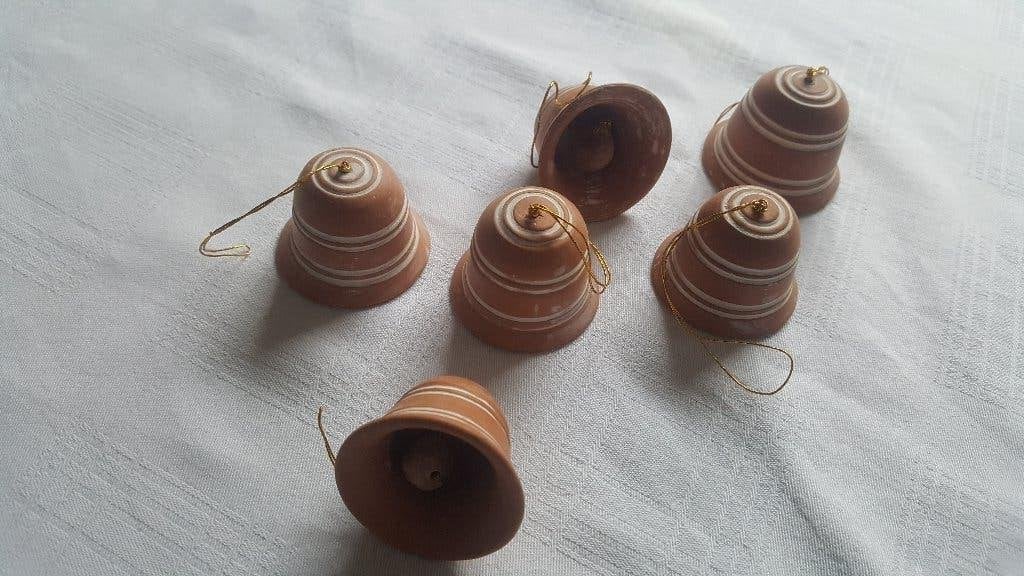 Mooie kerstklokjes 6 stuks aardewerk klepeltje op te hangen, Diversen, Kerst, Ophalen of Verzenden, Zo goed als nieuw