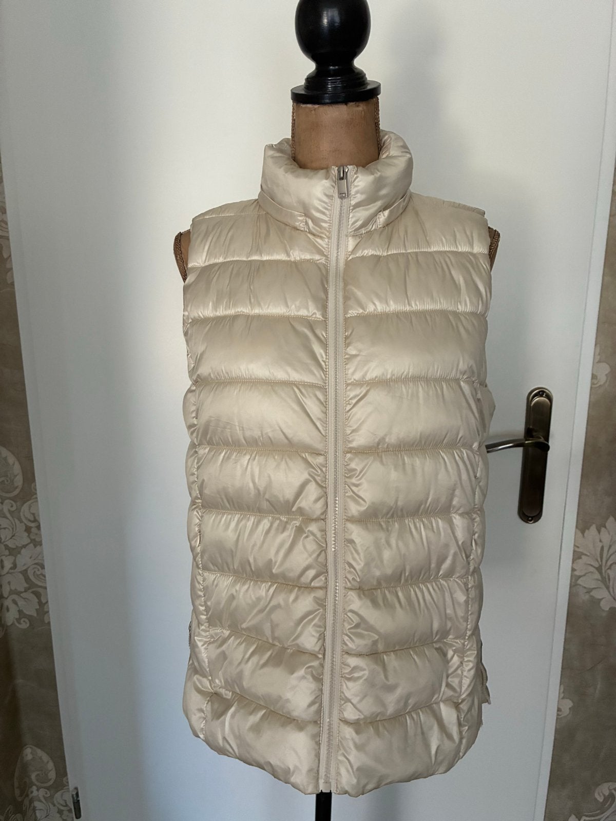Lichtgewicht gewatteerde bodywarmer in beige, Ophalen of Verzenden, Zo goed als nieuw, Maat 36 (S), Beige