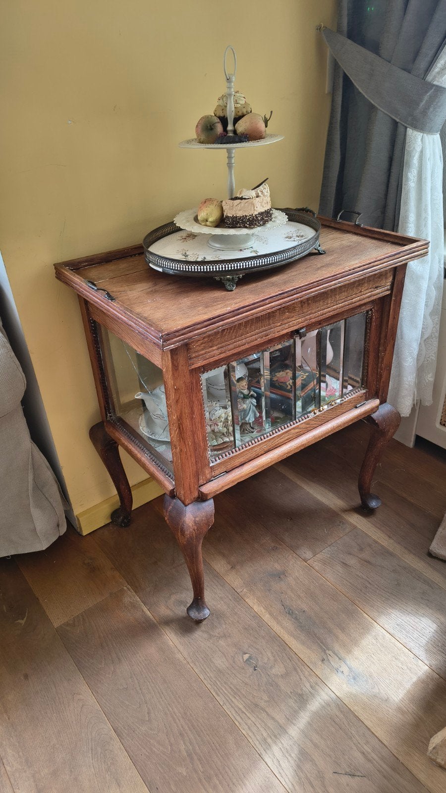 Antiek theekastje met glazen vitrine en sierlijke poten, Ophalen of Verzenden