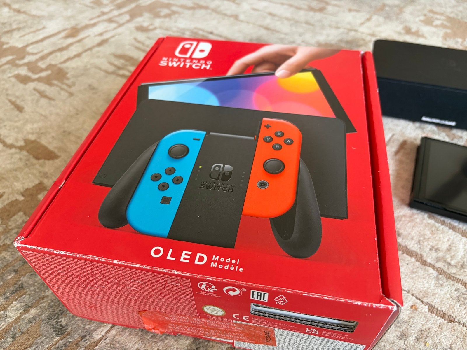 Nintendo Switch OLED met 4 controllers en 4 games