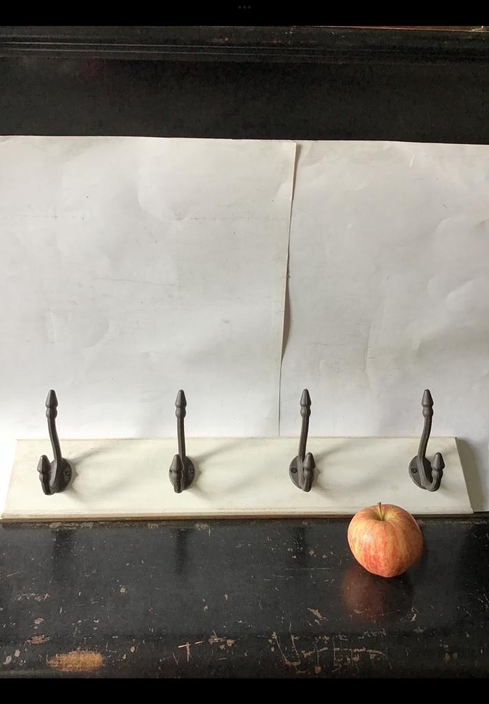 Kleine kapstok met 4 metalen haken. Wit geschilderd. 56 x 10, Huis en Inrichting, Woonaccessoires | Kapstokken, Ophalen of Verzenden