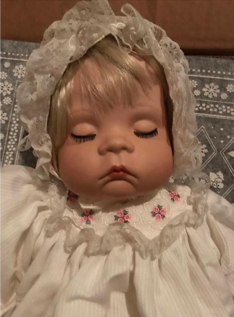 Vintage Babypop met slaapogen en kanten kleding, Verzamelen, Poppen, Ophalen, Zo goed als nieuw, Babypop