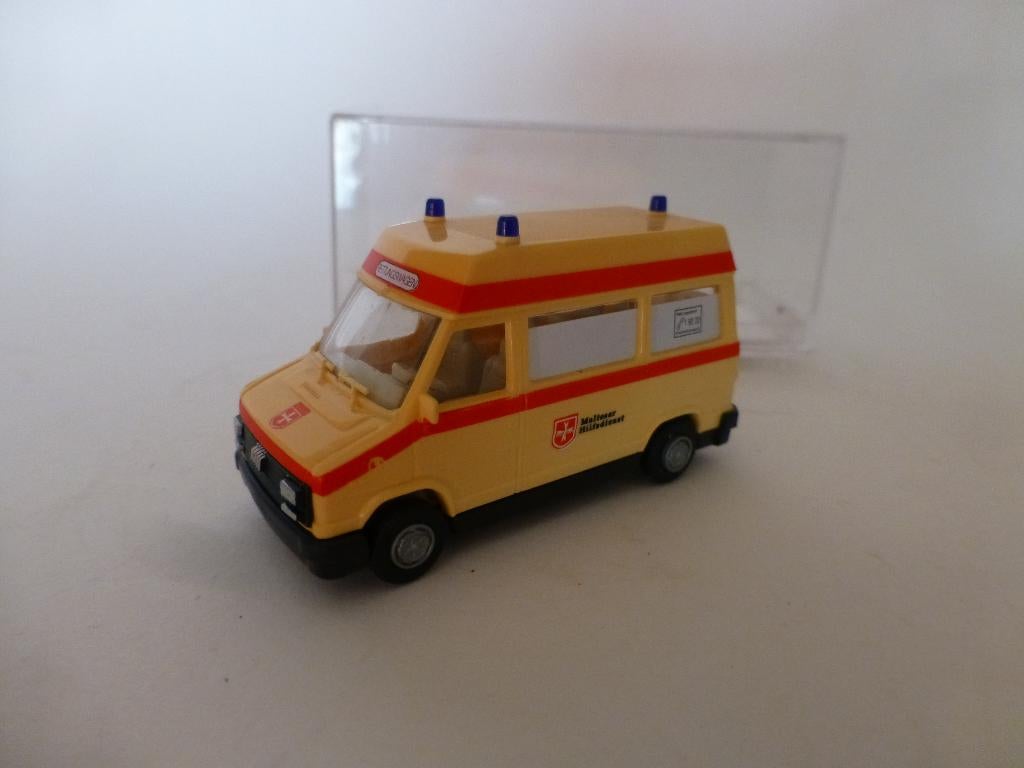 Praline Fiat Ducato ambulance Duitsland, Ophalen of Verzenden, Zo goed als nieuw, Bus of Vrachtwagen, Overige merken