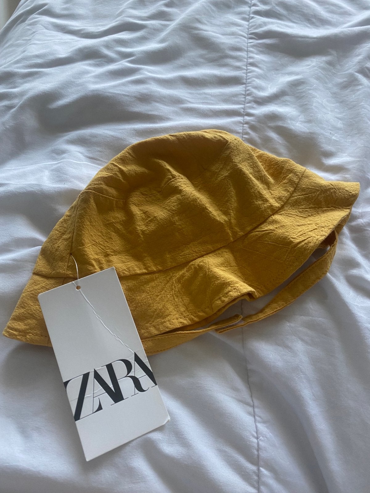 Zara Gele Bucket Hat - Nieuw met kaartje 48 cm, Ophalen of Verzenden, Nieuw, Hoed