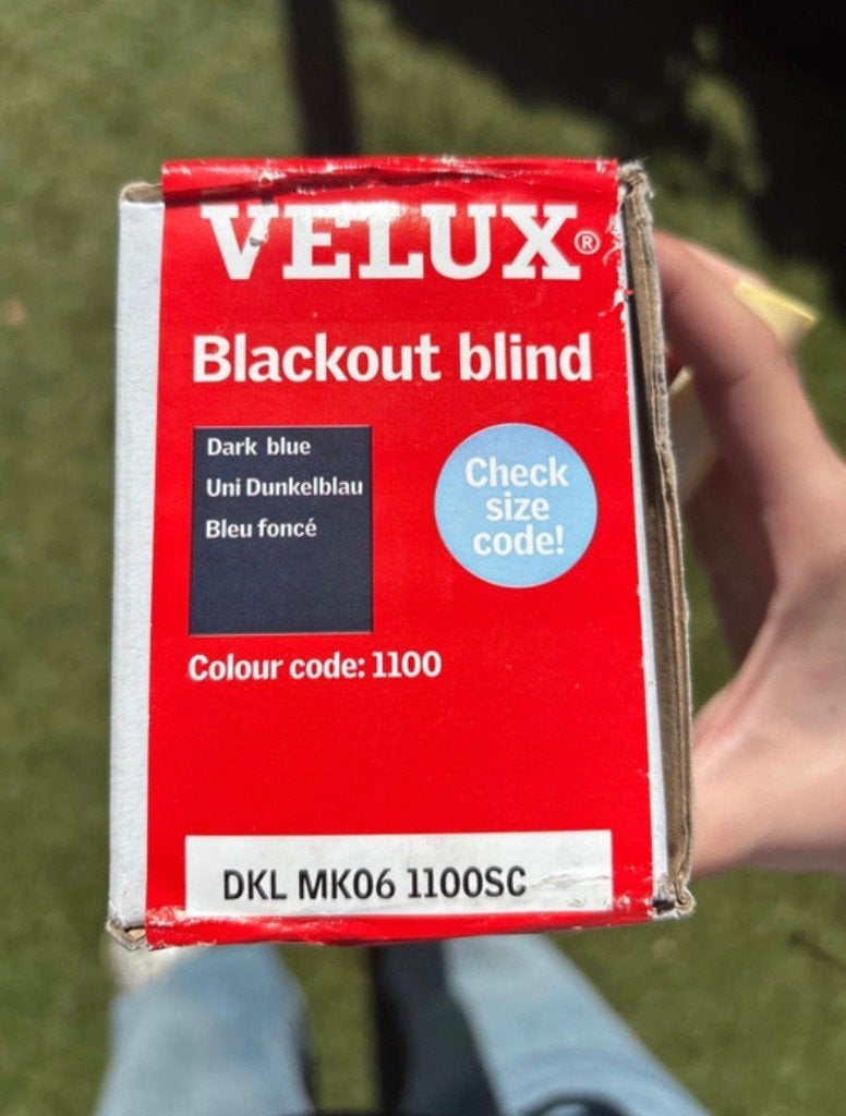 Nieuw rolgordijn Velux verduisterend donkerblauw, Huis en Inrichting, Stoffering | Gordijnen en Lamellen, Ophalen, Verduisterend
