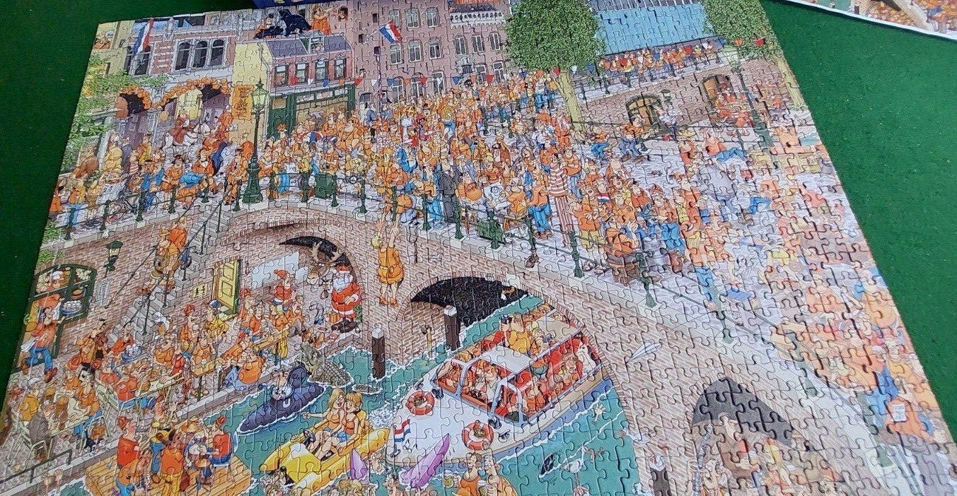 Jan van Haasterenpuzzel:KONINGSDAG1000stukjes Ophalen€ 8.50, Ophalen of Verzenden, 500 t/m 1500 stukjes, Zo goed als nieuw, Legpuzzel