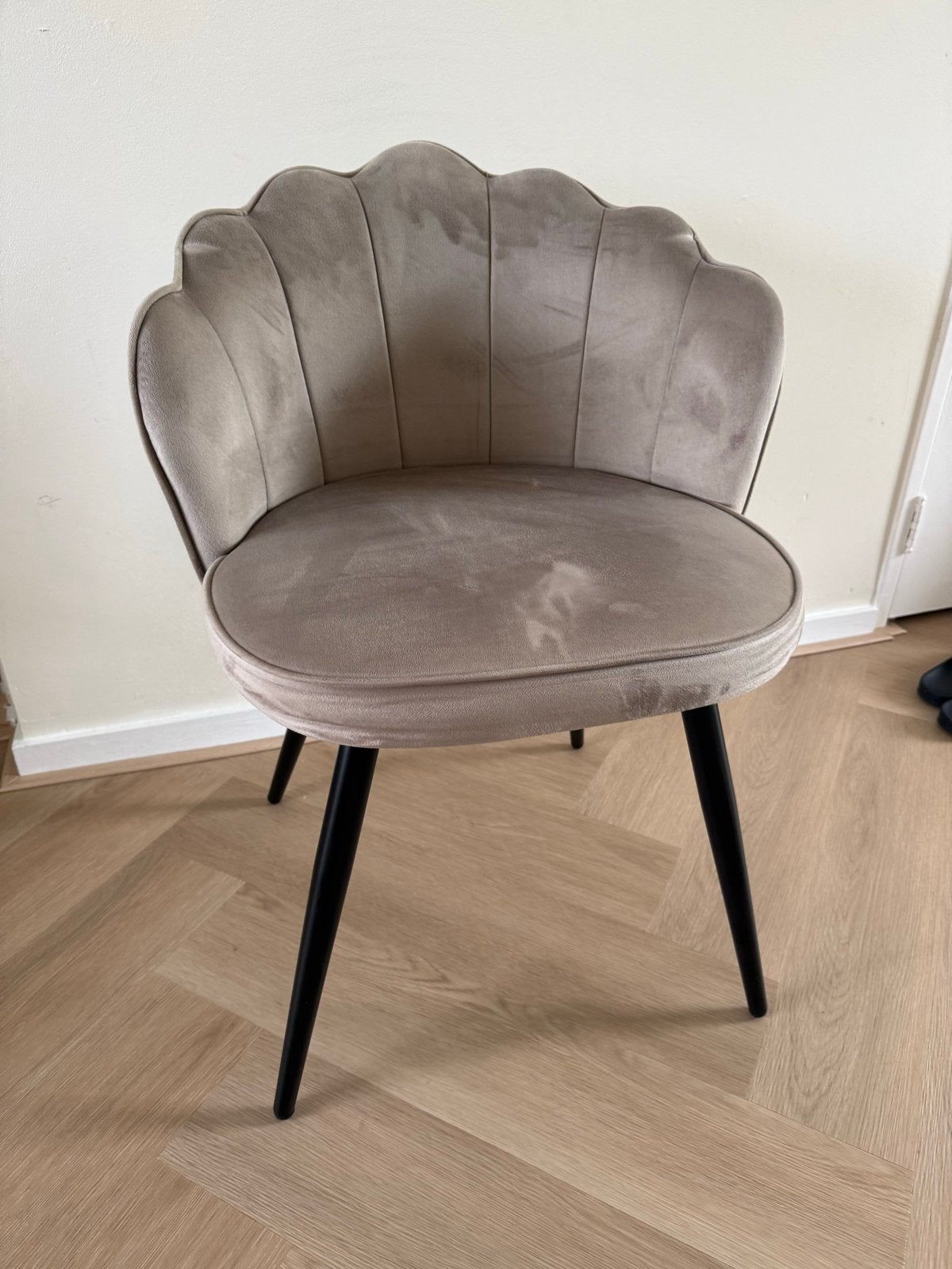 Stijlvolle schelpstoel in taupe velours, Ophalen, Overige kleuren, Zo goed als nieuw, Eén