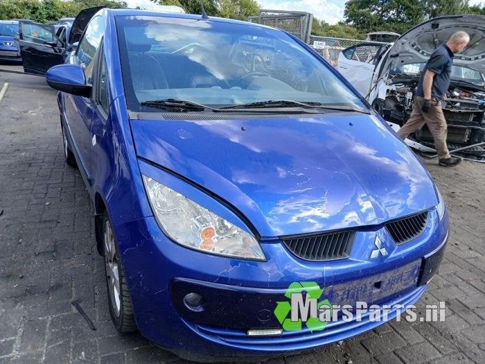 Aandrijfas links-voor van een Mitsubishi Colt