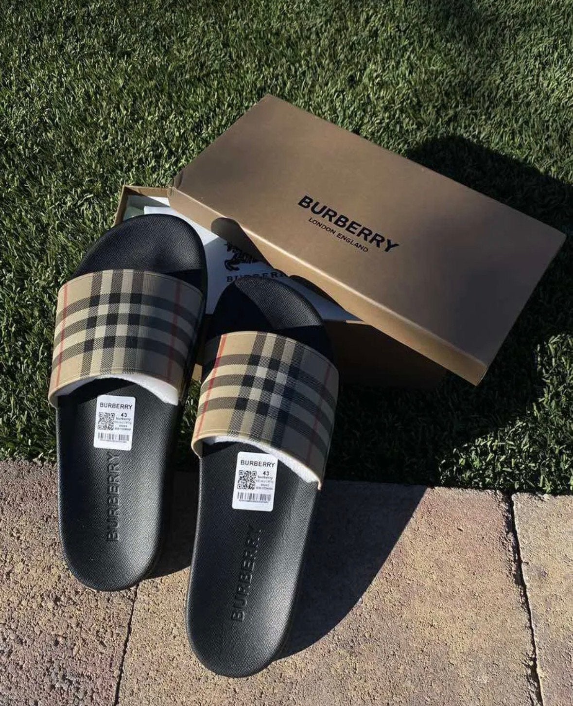 Burberry slippers, Ophalen of Verzenden, Nieuw, Overige kleuren, Slippers