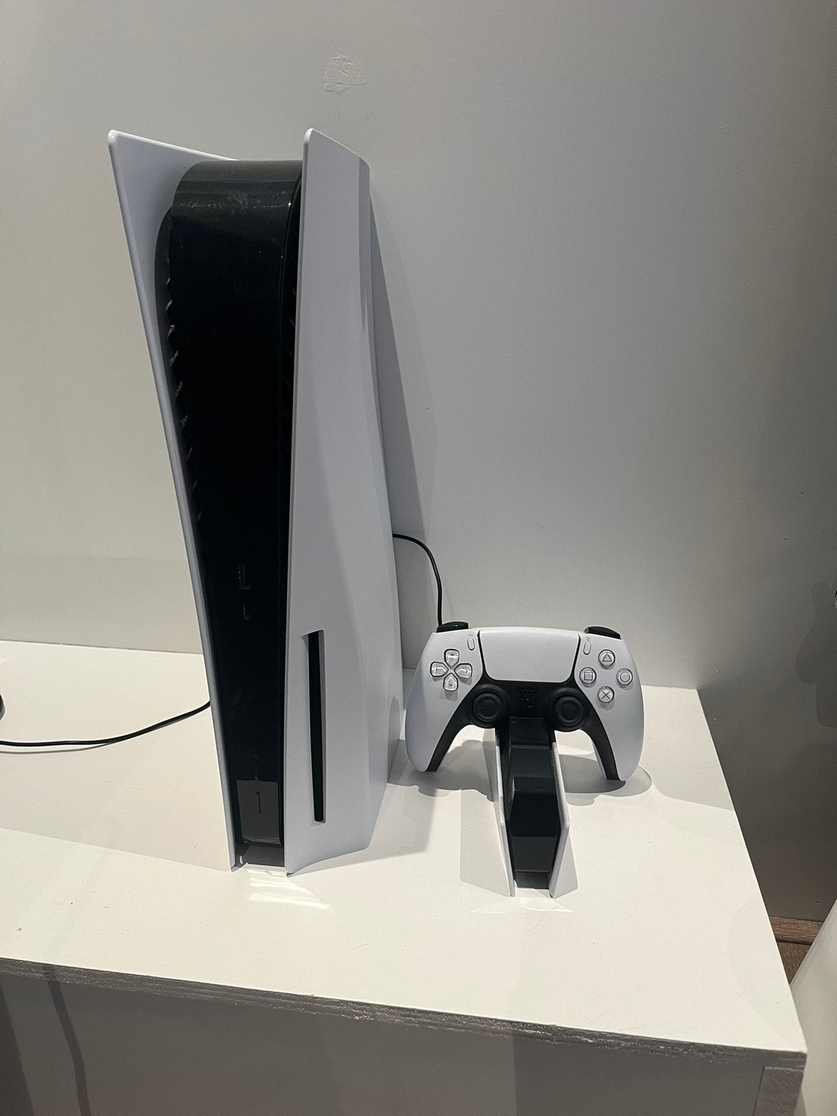 Ps5 met controller en oplaadstation, Spelcomputers en Games, Spelcomputers | Sony PlayStation 5, Ophalen, Zo goed als nieuw