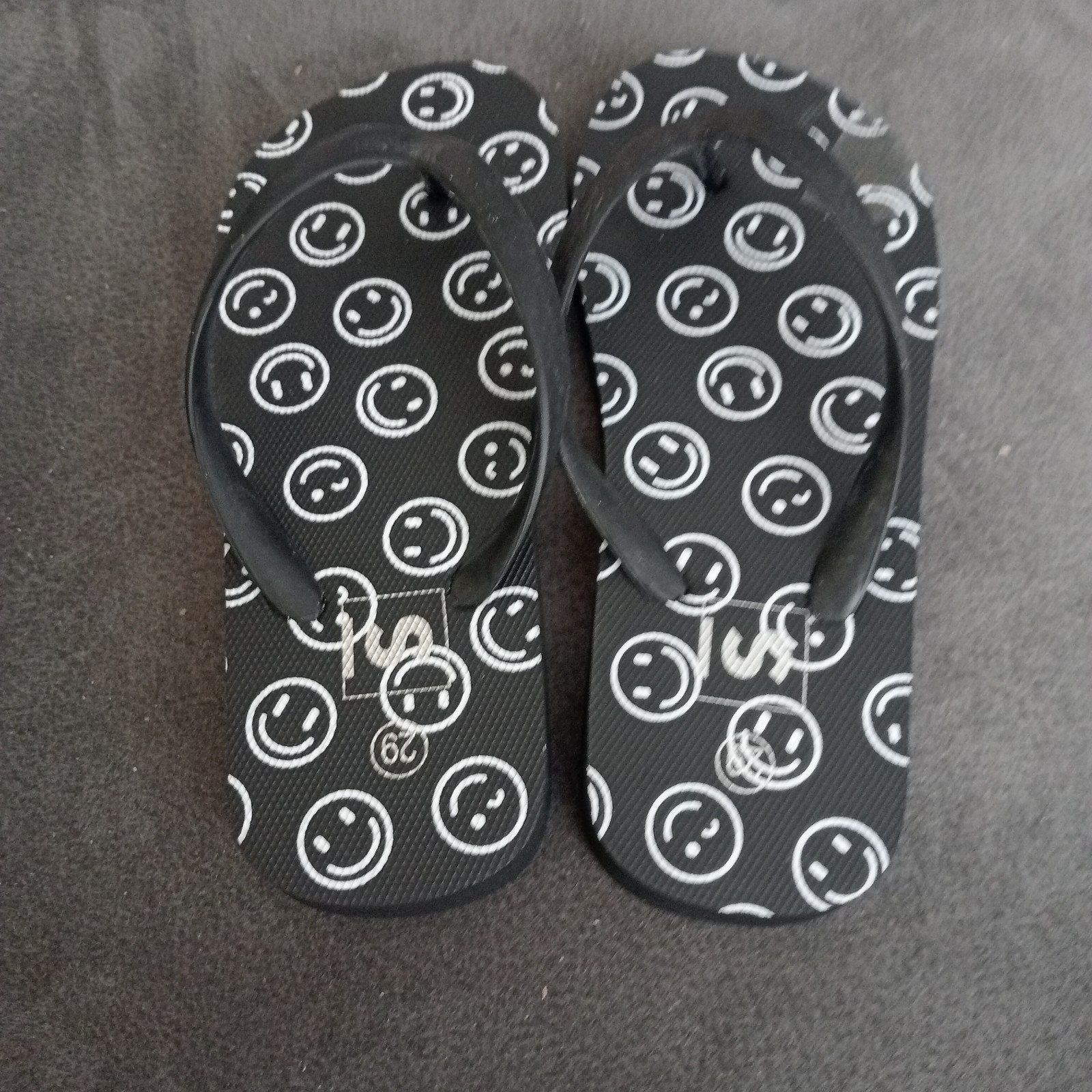 te koop zwarte slippers met lachende gezichtjes, Jongen of Meisje, Overige typen, Ophalen of Verzenden, Zo goed als nieuw