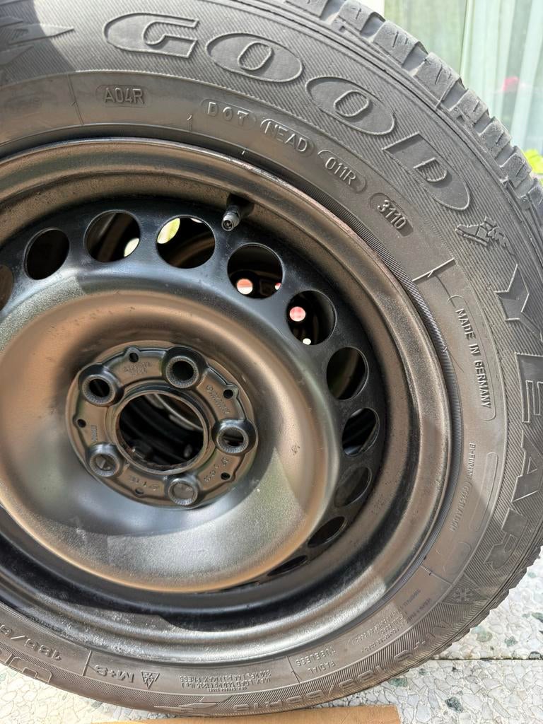2 x Goodyear UltraGrip 185/65R15 88T banden op velg, Ophalen, Zo goed als nieuw