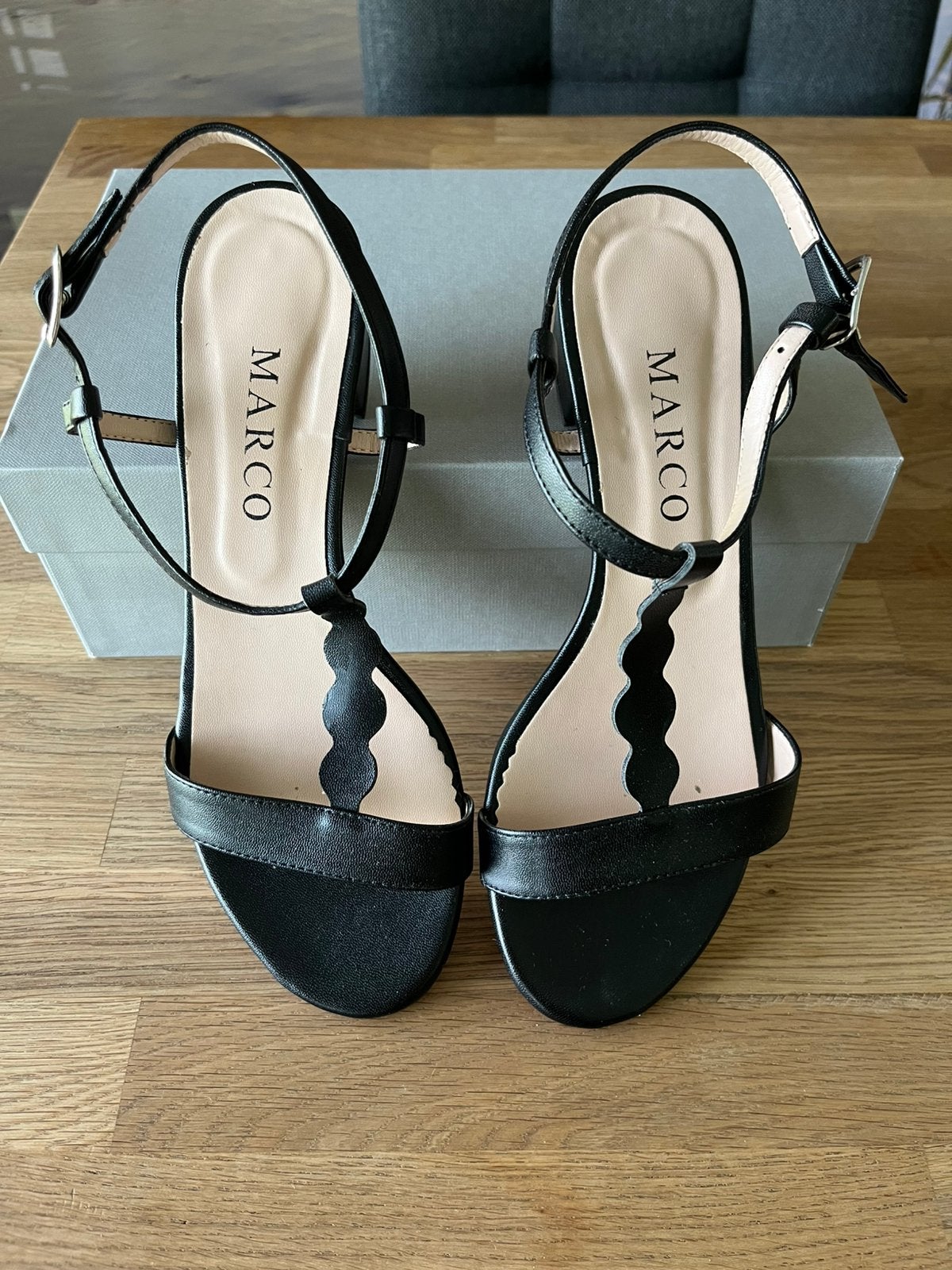 Italiaanse sandaaltjes uit Milaan maat 39, Zwart, Zo goed als nieuw, Sandalen of Muiltjes, Ophalen of Verzenden