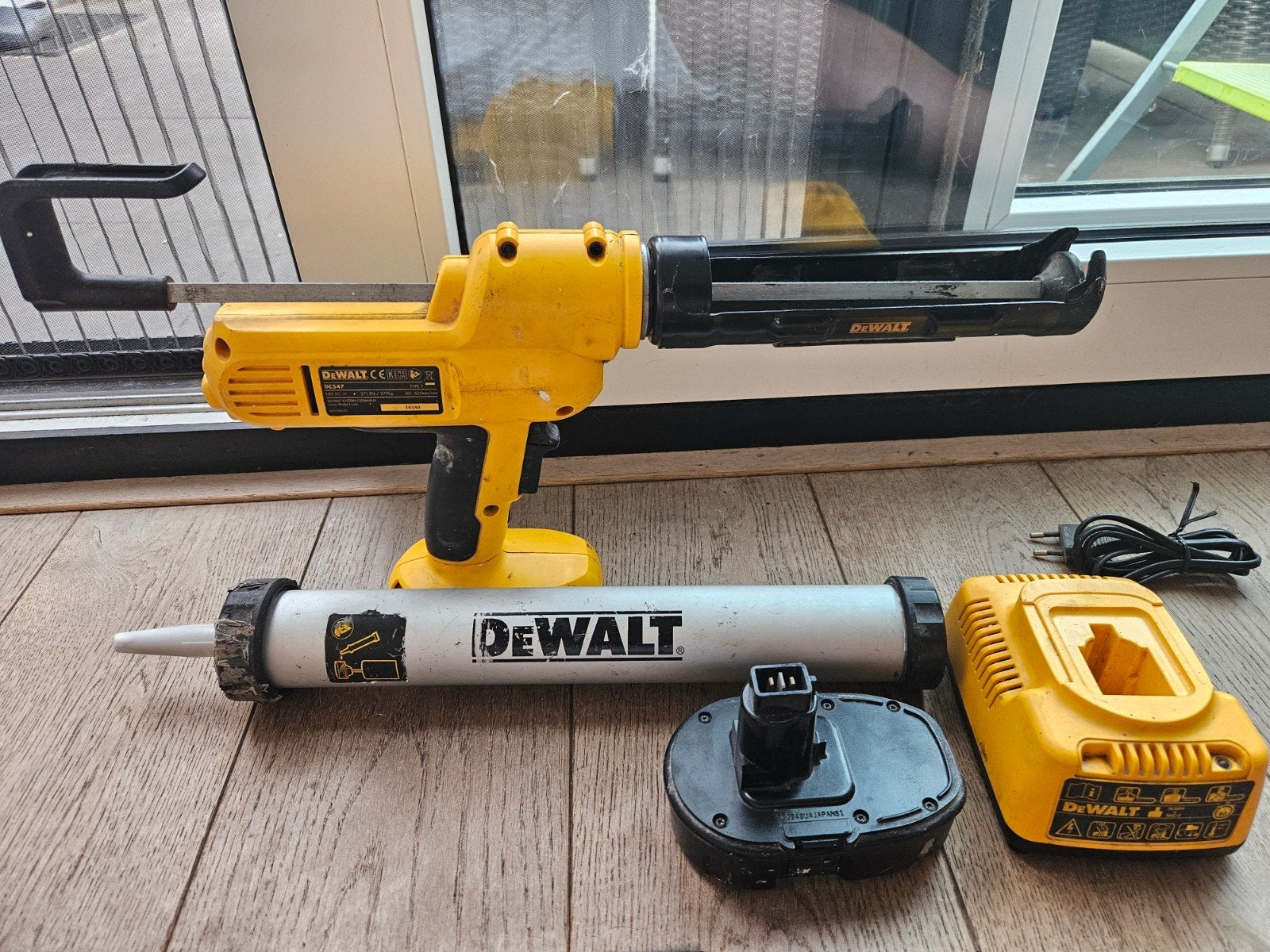 DeWalt DC547 Kitspuit met Accu en Lader, Ophalen of Verzenden, Gebruikt