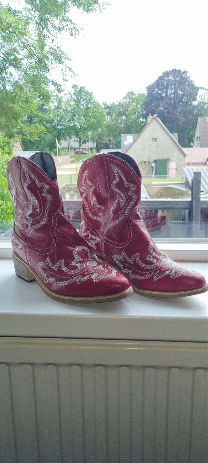 Lederen half hoge rode dames laarsjes

Maat 39, Ophalen of Verzenden, Zo goed als nieuw, Wit