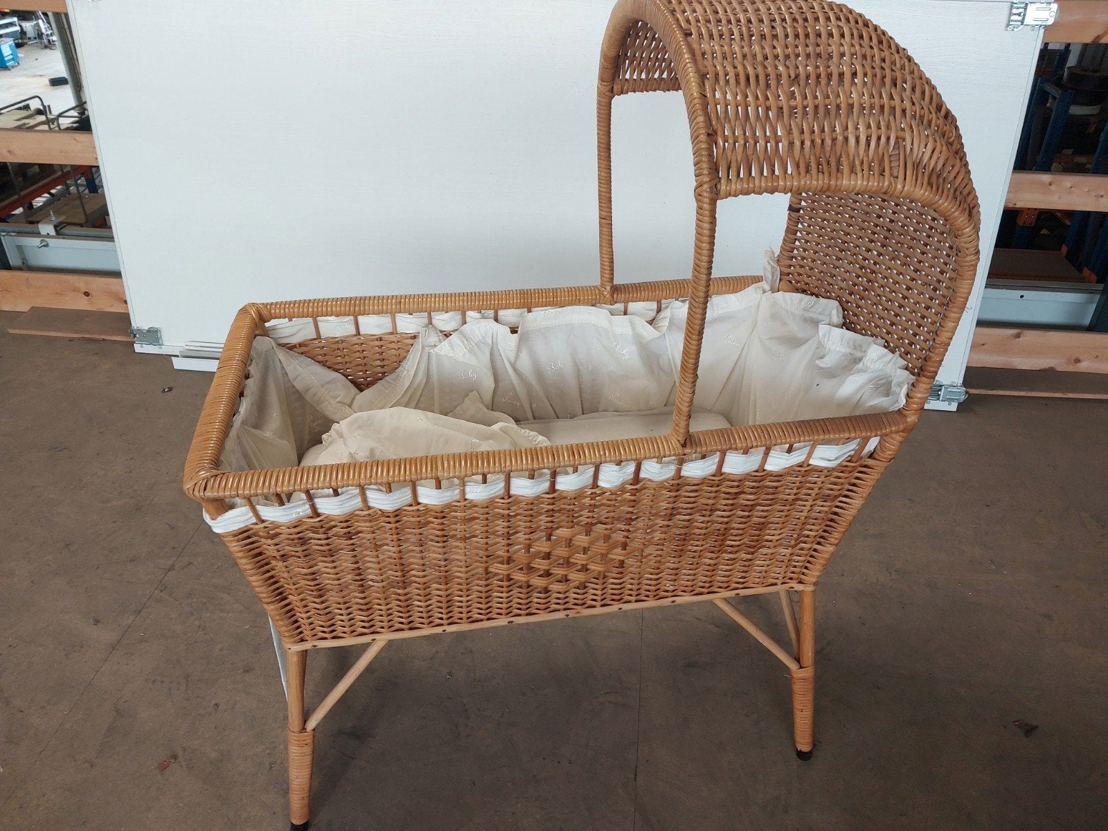 Vintage rieten wieg met bekleding, Ophalen of Verzenden, Gebruikt, Wieg